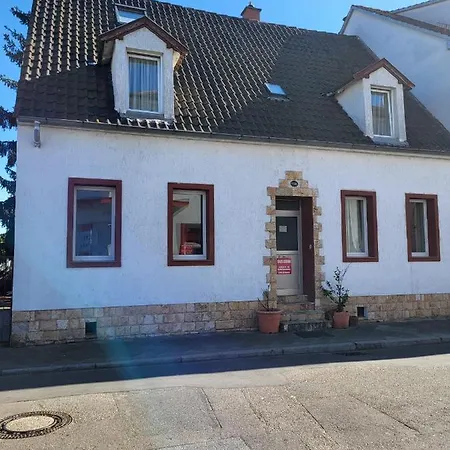 Haus Baron 1 Neckarau 게스트하우스 3*
