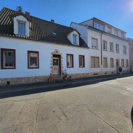 Haus Baron 1 Neckarau Гостевой дом Мангейм