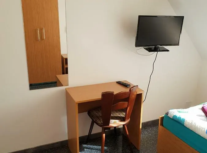 Haus Baron 1 Neckarau 게스트하우스 3*