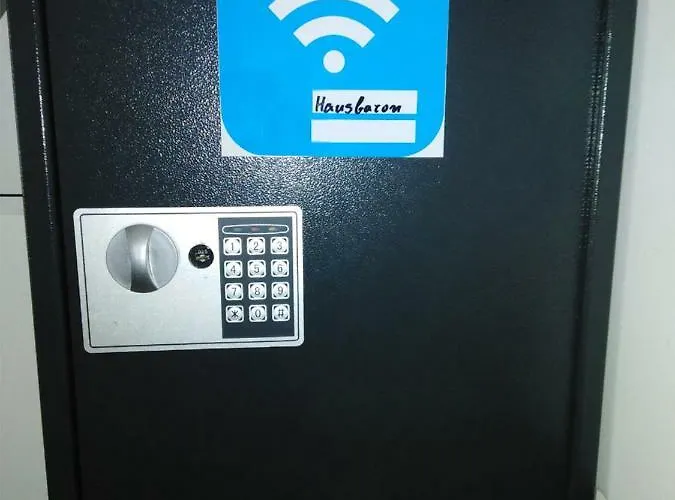 Haus Baron 1 Neckarau 게스트하우스 3*